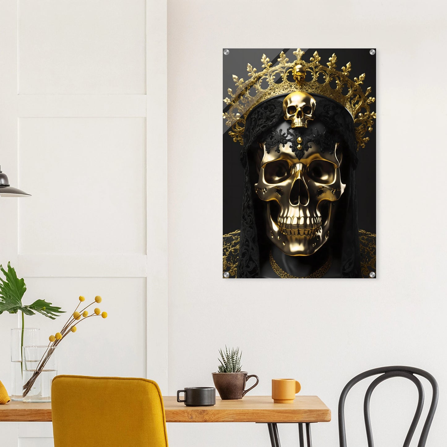 Modernes Wandbild eines golden glänzenden Schädels mit einer großen, filigranen Goldkrone vor dunklem Hintergrund. 60x90 cm. Acryl