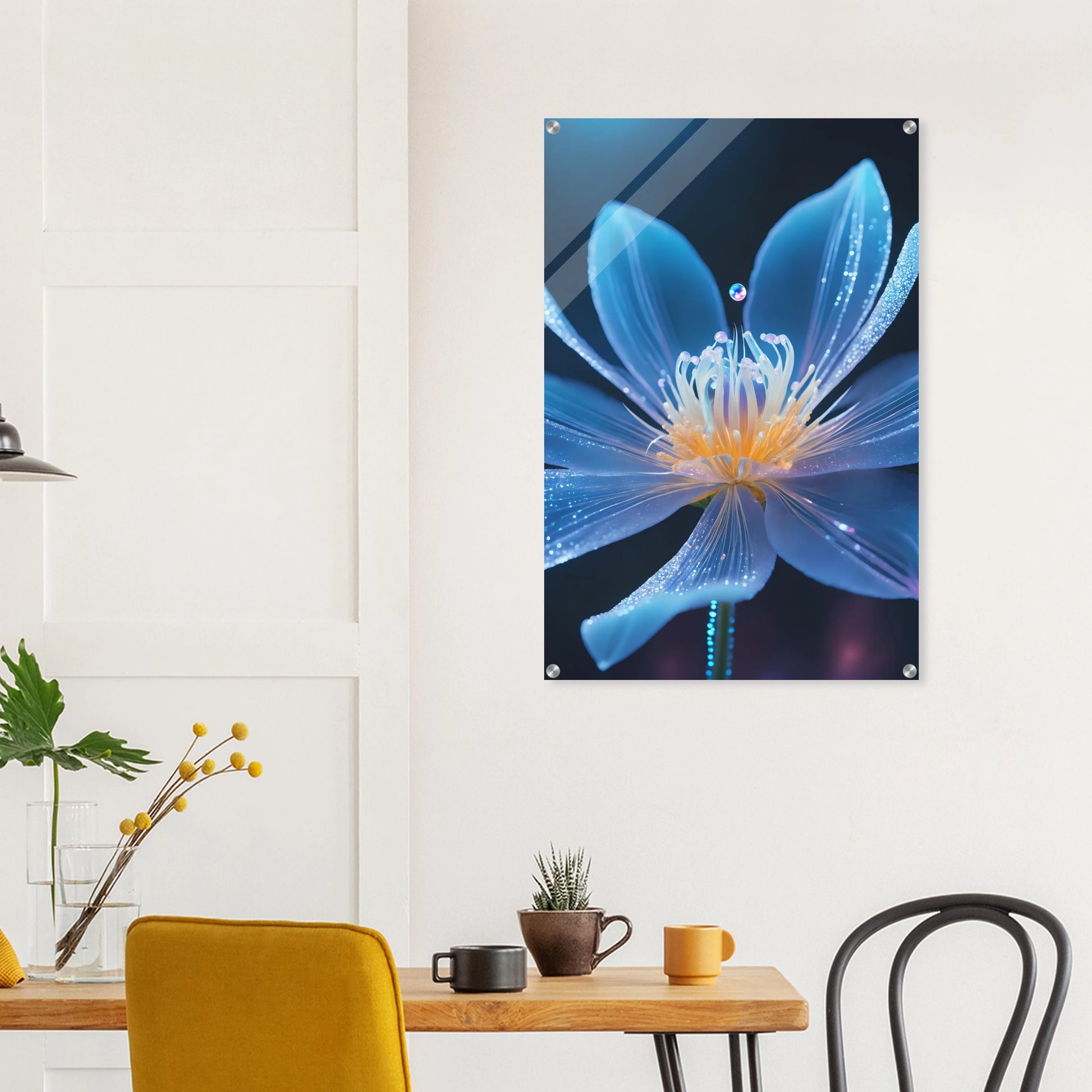 Digitales Wandbild einer blau leuchtenden Blüte mit goldenem Kern und schimmernden Lichtpartikeln auf dunklem Grund. 60x90 cm. Acryl