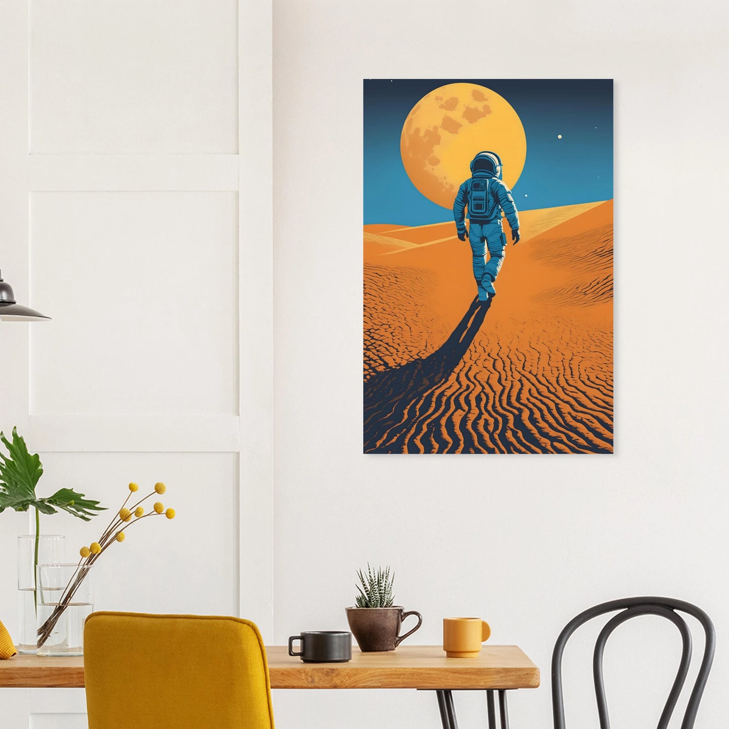 Illustration eines Astronauten, der bei Nacht durch eine orangefarbene Wüstenlandschaft unter einem großen Vollmond wandert. 60x90 cm. Dibond