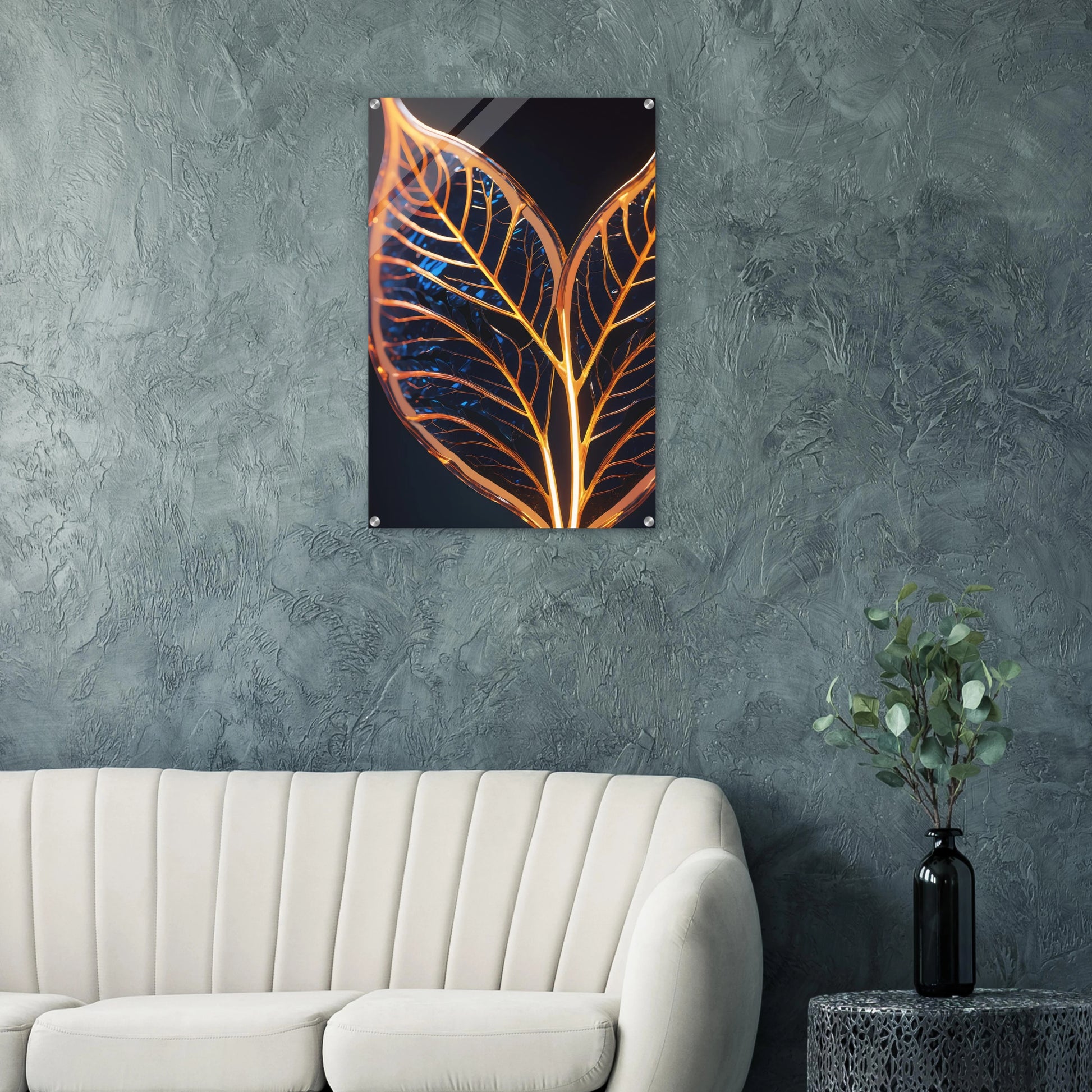 Modernes Wandbild mit zwei goldenen, gläsernen Blättern in Makroaufnahme auf dunklem Hintergrund, Format 60x90 cm. Acryl