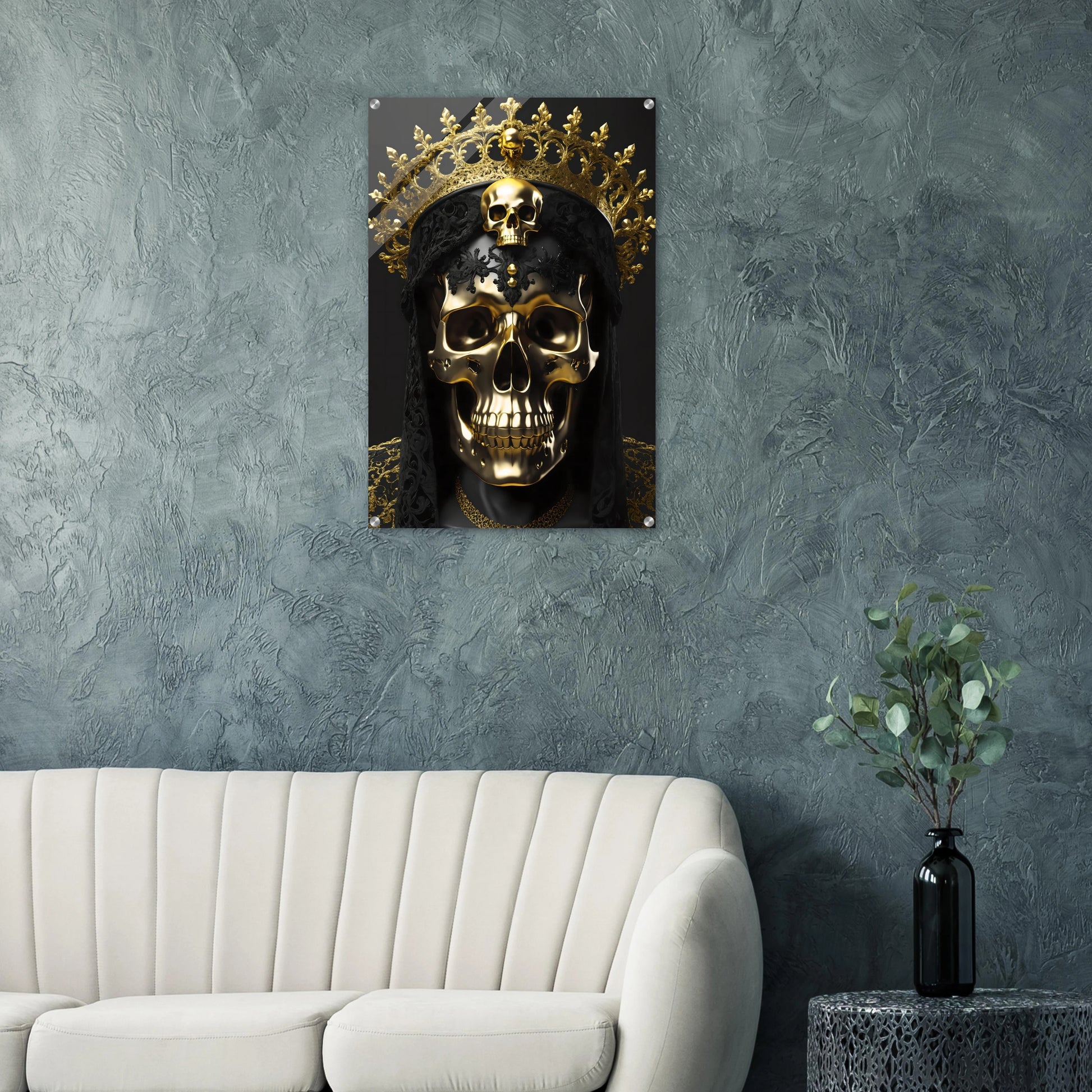 Modernes Wandbild eines golden glänzenden Schädels mit einer großen, filigranen Goldkrone vor dunklem Hintergrund. 60x90 cm. Acryl