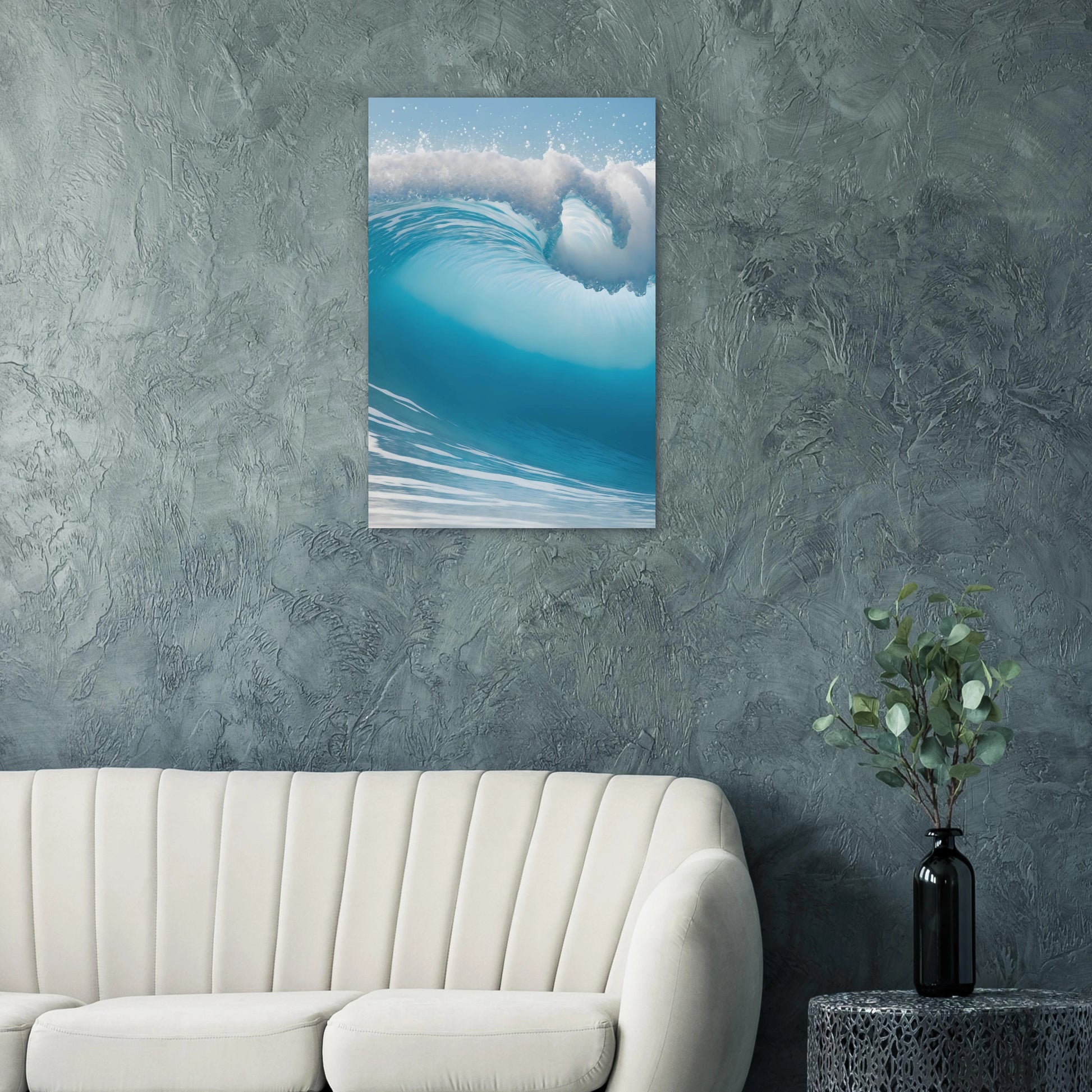 Abstraktes Wandbild einer brechenden Meereswelle in Türkis und Blau mit weißer Gischt. 60x90 cm. Dibond