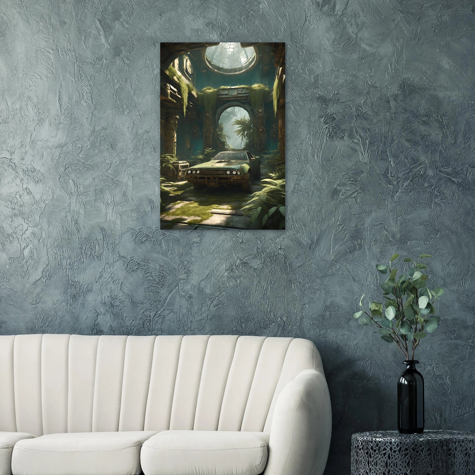 Digitales Kunstwerk eines alten, grünen Autos in einer großen, von Pflanzen und Moos bewachsenen Tempel-Ruine mit Lichteinfall von oben. 60x90 cm. Dibond