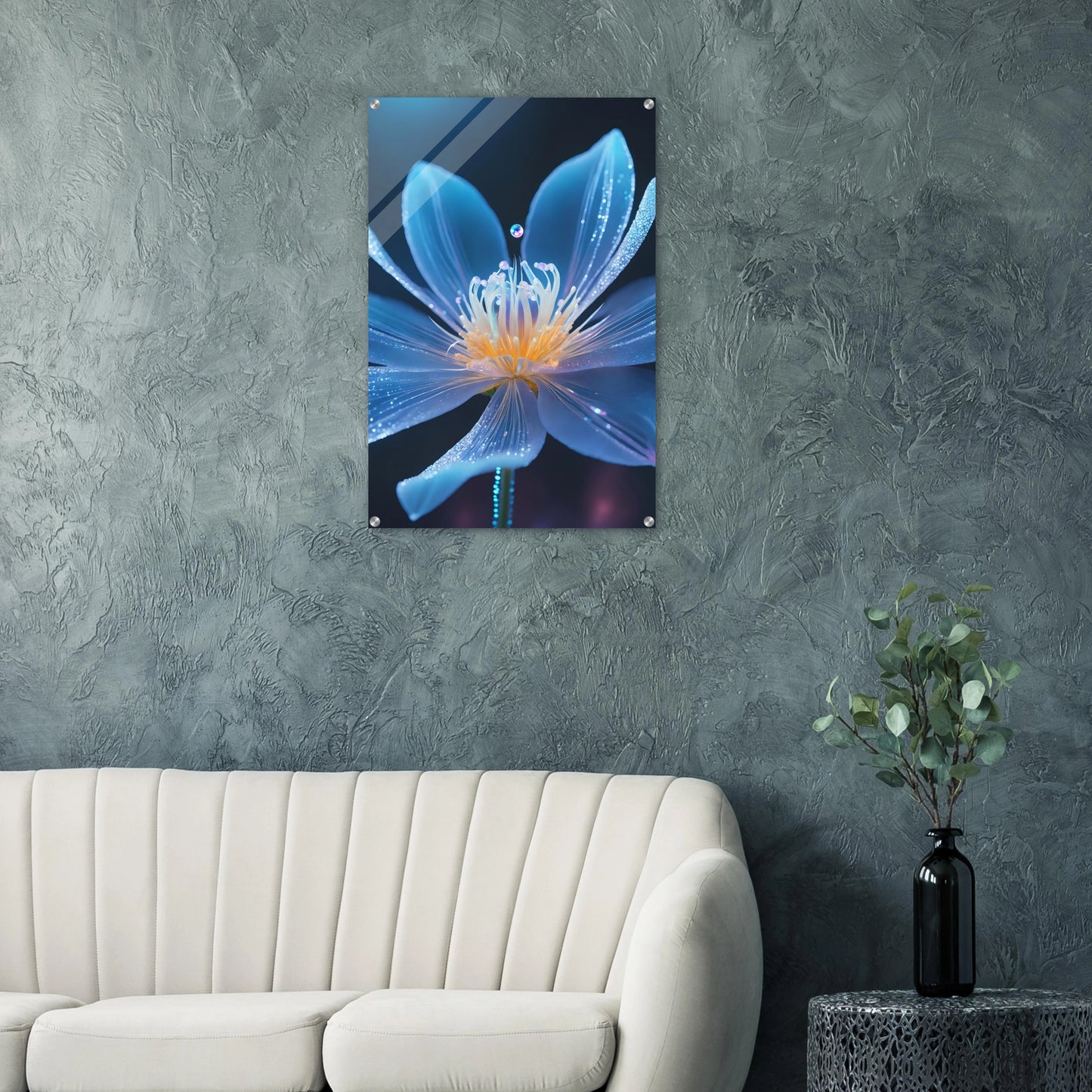 Digitales Wandbild einer blau leuchtenden Blüte mit goldenem Kern und schimmernden Lichtpartikeln auf dunklem Grund. 60x90 cm. Acryl