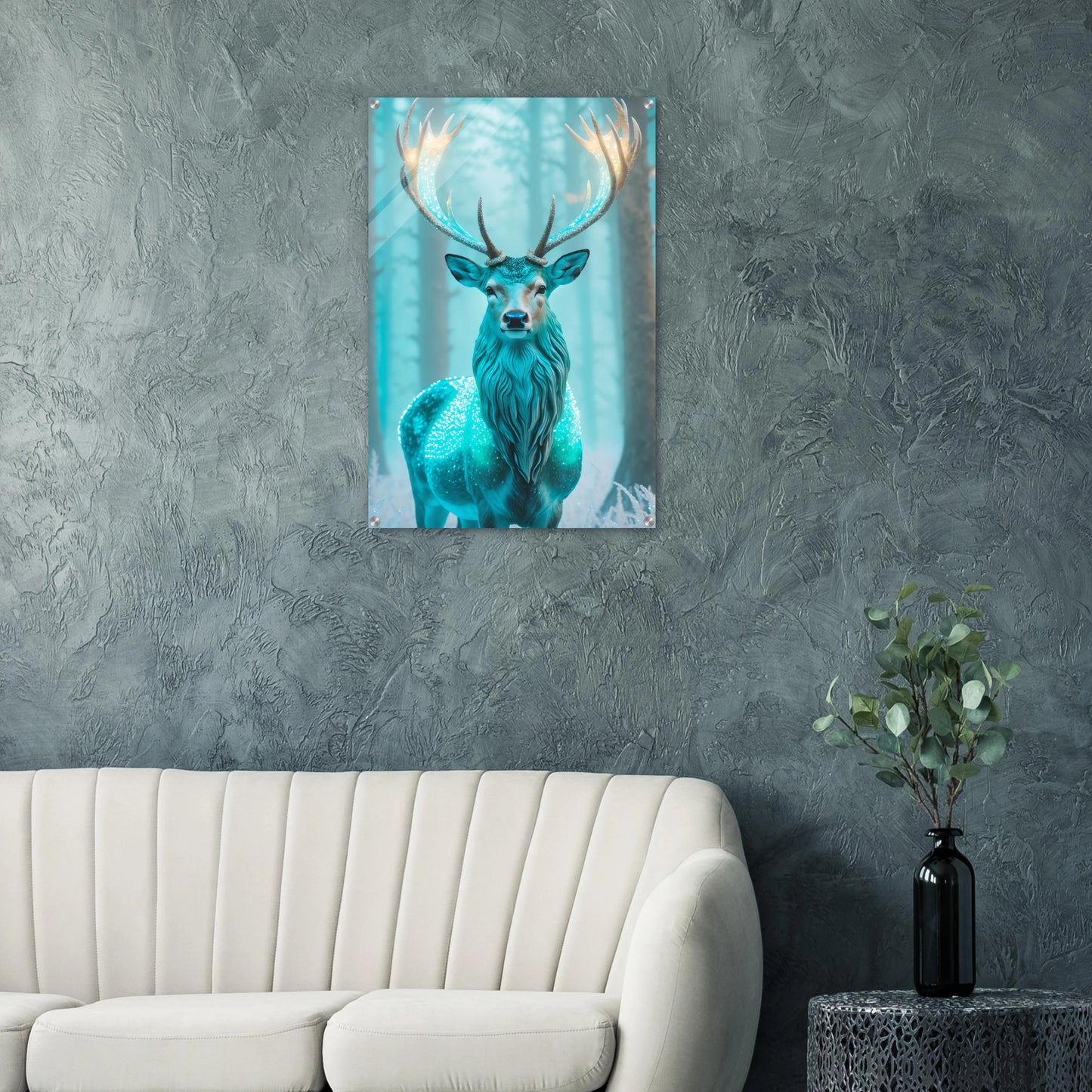 Digitales Kunstwerk eines Hirsches mit einem hell leuchtenden, kristallinen Geweih in einem nebligen blauen Winterwald. 60x90 cm. Acryl