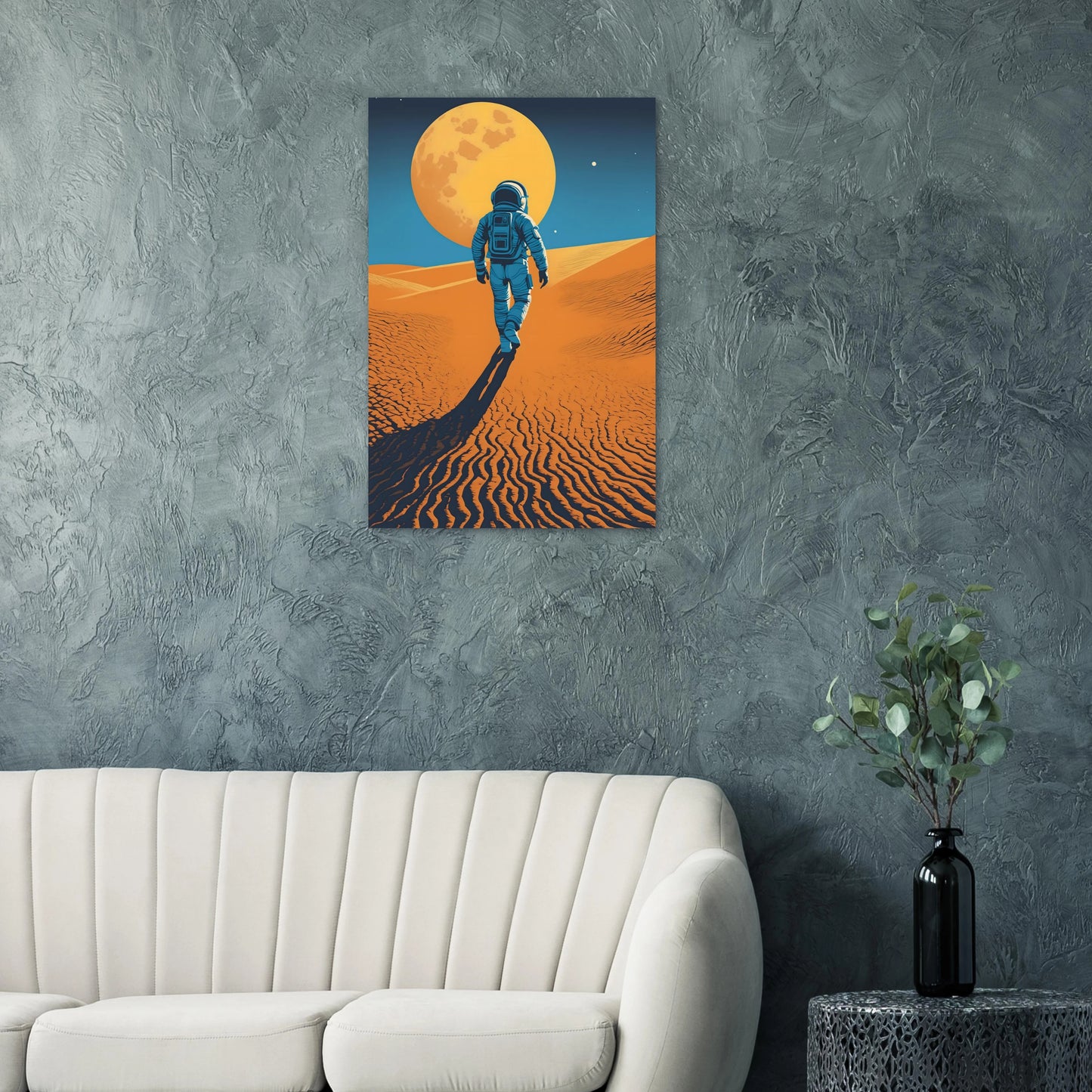 Illustration eines Astronauten, der bei Nacht durch eine orangefarbene Wüstenlandschaft unter einem großen Vollmond wandert. 60x90 cm. Dibond