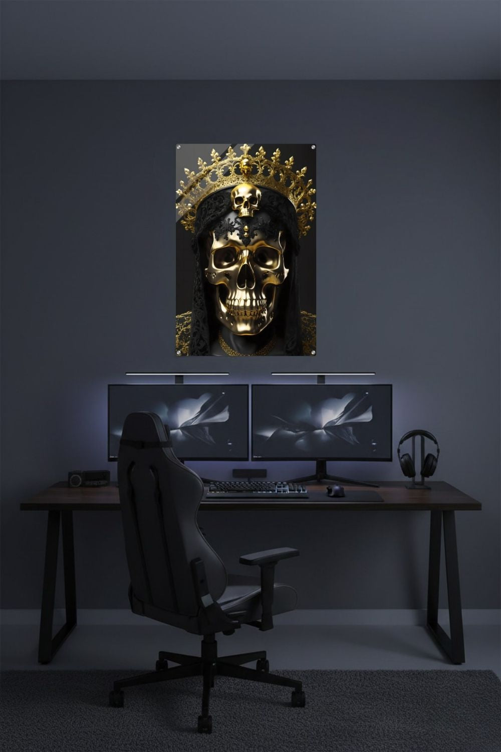 Modernes Wandbild eines golden glänzenden Schädels mit einer großen, filigranen Goldkrone vor dunklem Hintergrund. Acryl