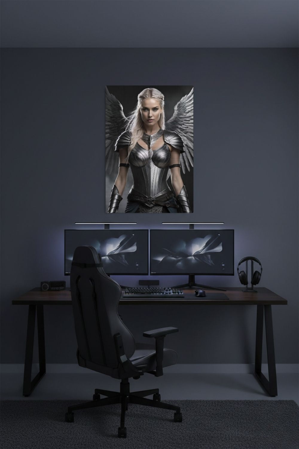 Cineastisches Fantasy-Wandbild einer majestätischen Walküre in glänzender Silberrüstung mit großen, detaillierten Metallflügeln vor dunklem Hintergrund. Brushed