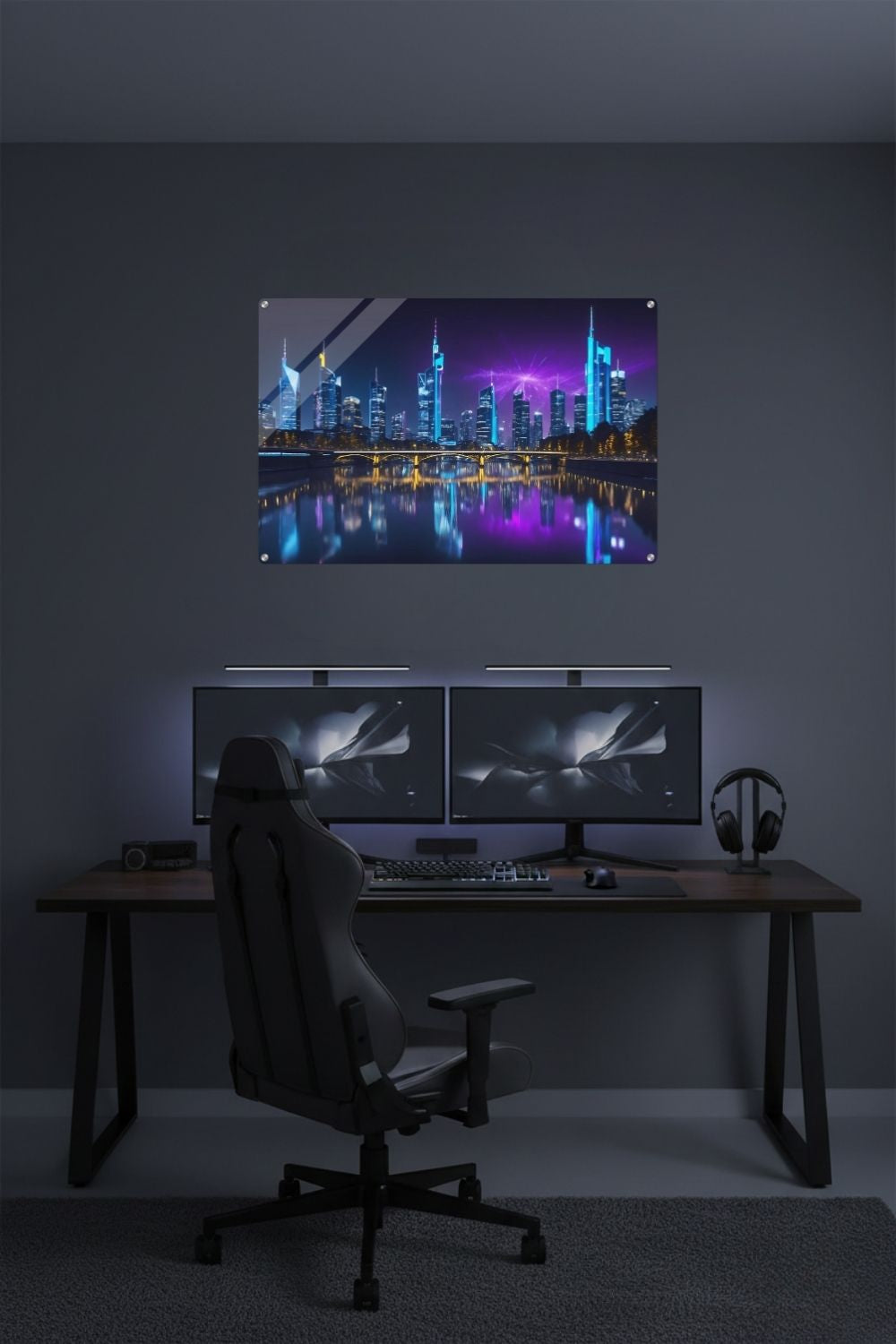 Futuristisches Wandbild der Frankfurter Skyline bei Nacht mit neonblauen Hochhäusern und violetten Lichtreflexionen auf dem Main. Acryl