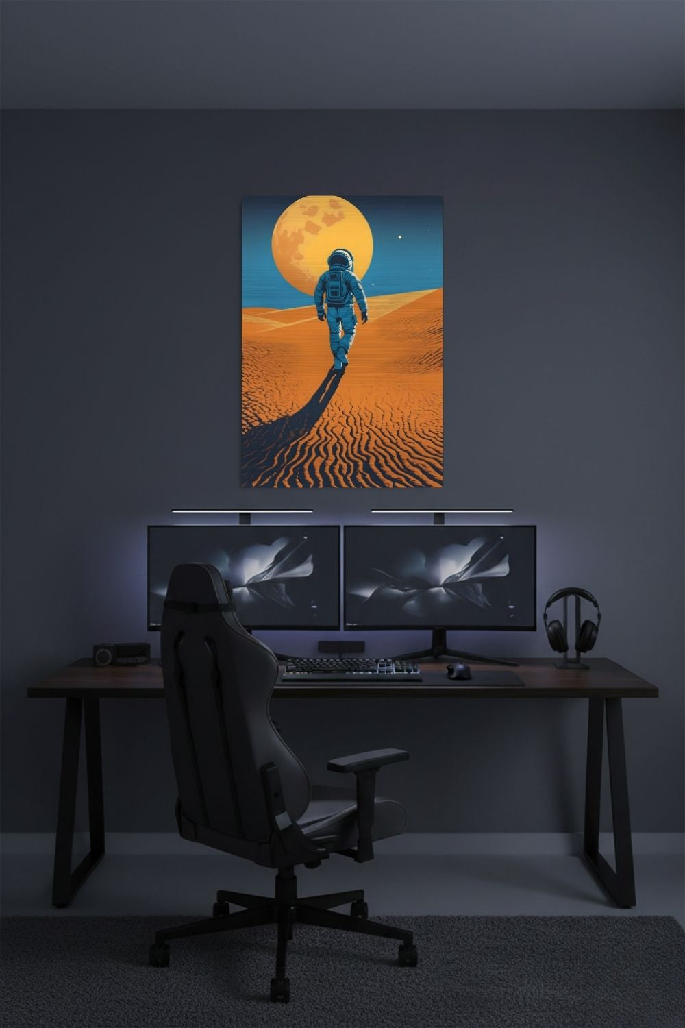 Minimalistisches Wandbild eines Astronauten, der in einer Wüste auf einen riesigen orangefarbenen Planeten zugeht. Brushed