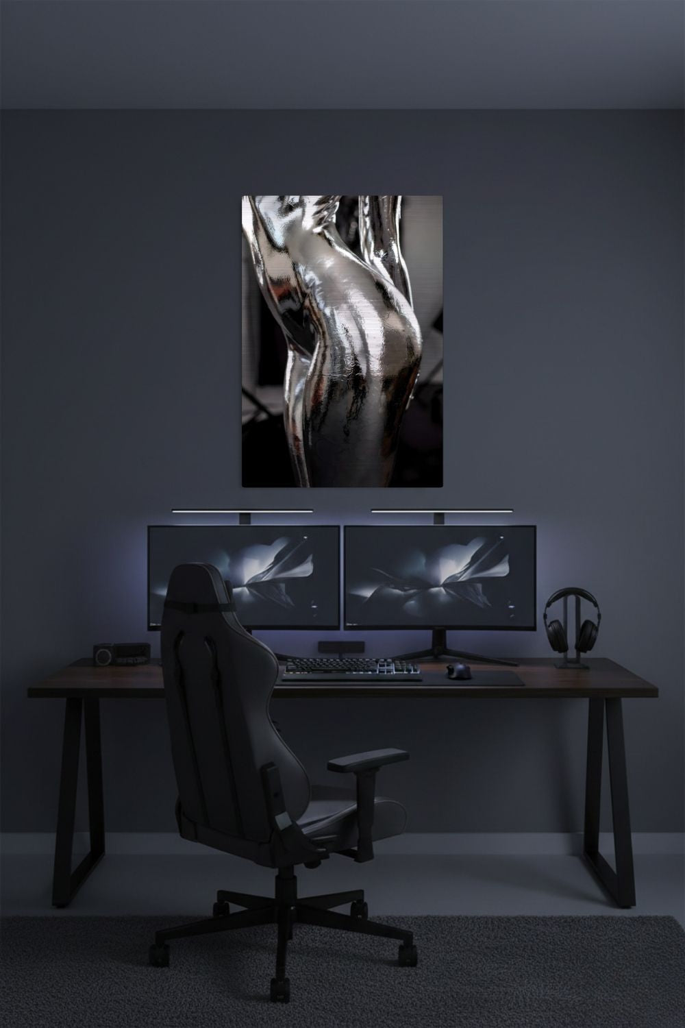 Abstraktes Wandbild einer weiblichen Silhouette in glänzender, flüssiger Chrom-Optik mit detaillierten Silber-Reflexionen. Brushed