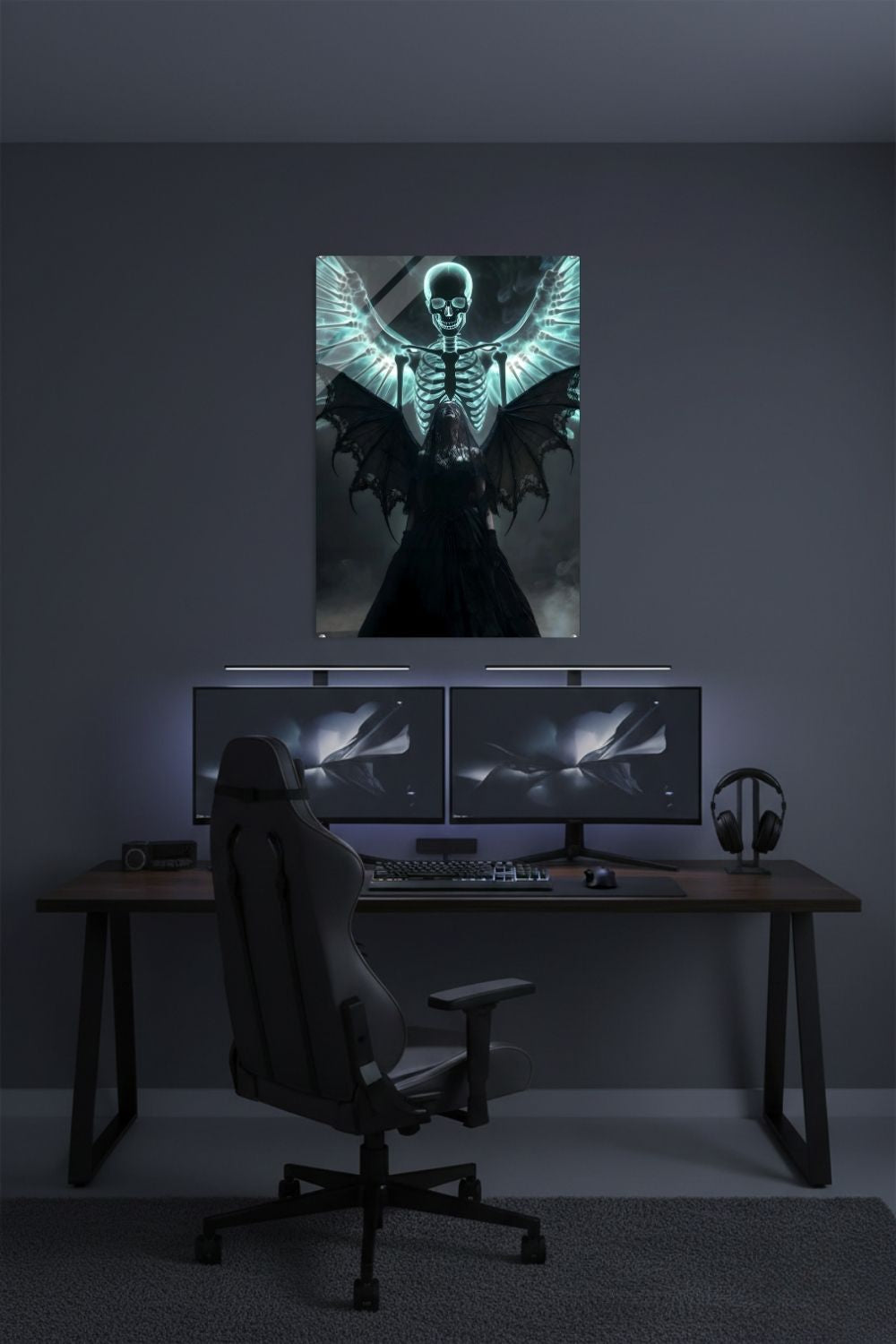 Düsteres Fantasy-Wandbild einer Frau in schwarzem Kleid mit großen Flügeln und einem leuchtenden Skelett-Engel im Hintergrund. Acryl