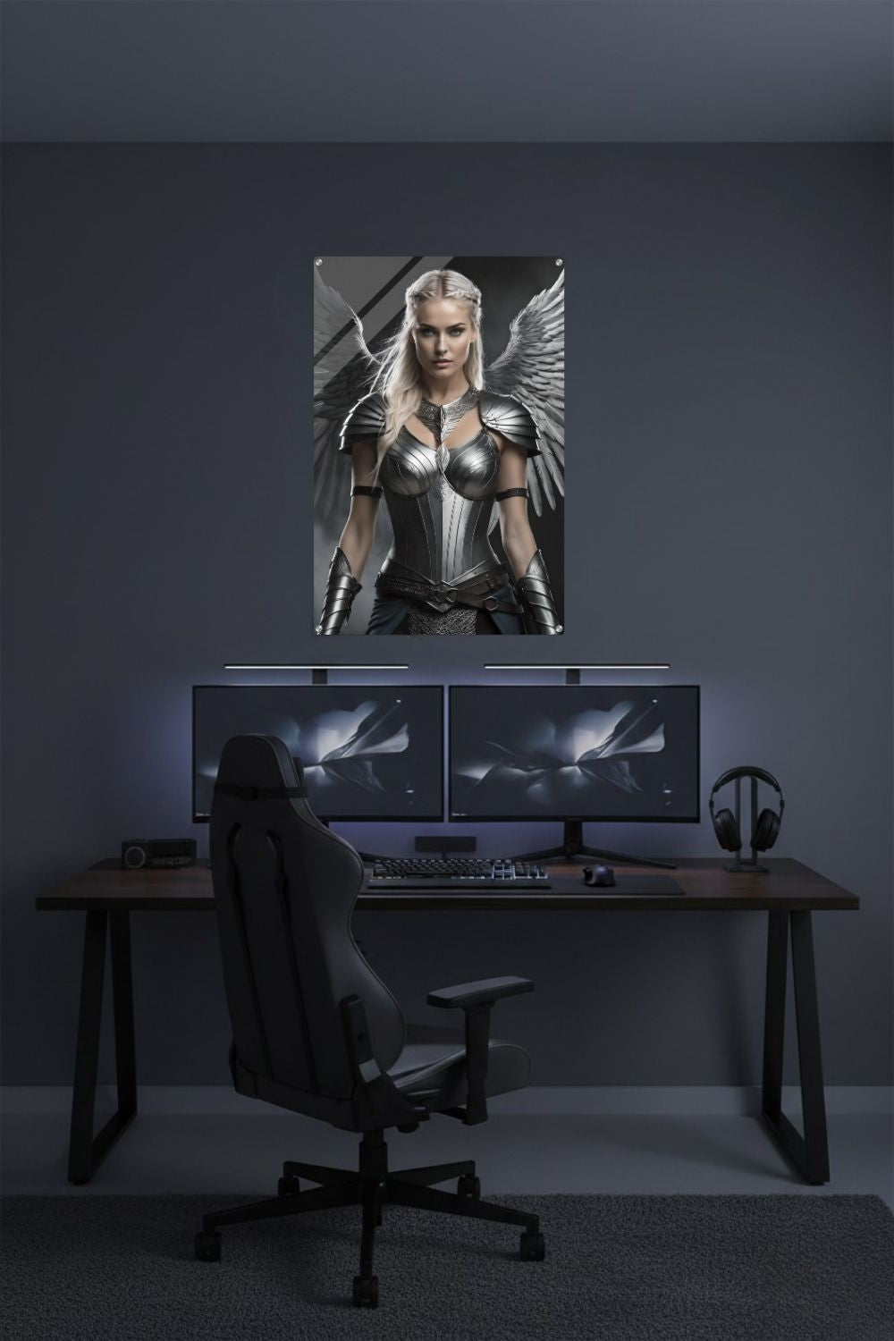 Cineastisches Fantasy-Wandbild einer majestätischen Walküre in glänzender Silberrüstung mit großen, detaillierten Metallflügeln vor dunklem Hintergrund. Acryl