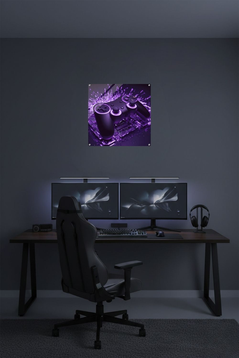 Modernes Gaming-Wandbild mit einem schwarzen Controller, der von violettem Neonlicht und Lichtpartikeln umgeben ist. Acryl
