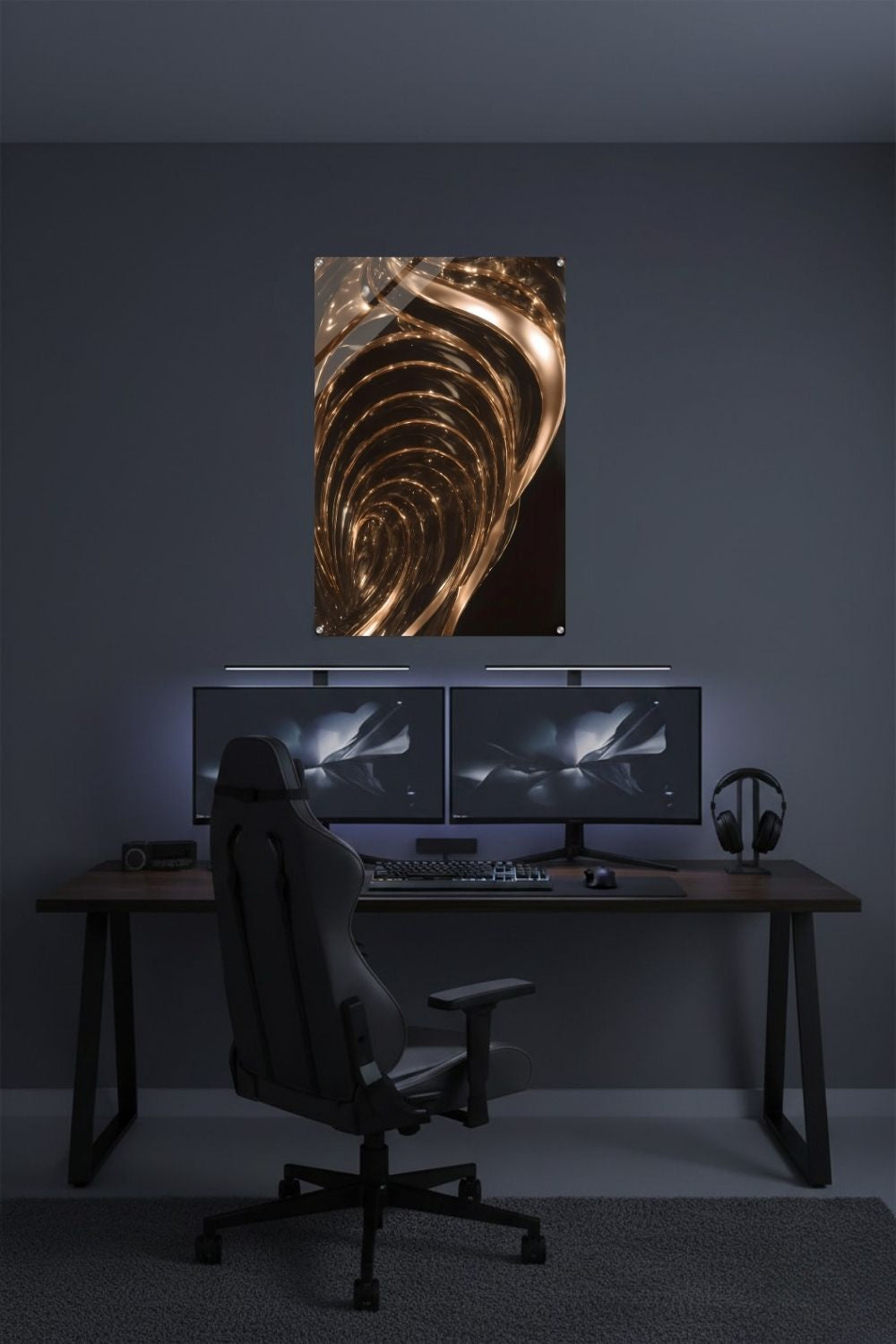 Abstraktes Wandbild mit fließenden, hochglänzenden Wellen aus flüssigem Gold vor einem tiefschwarzen Hintergrund. Acryl