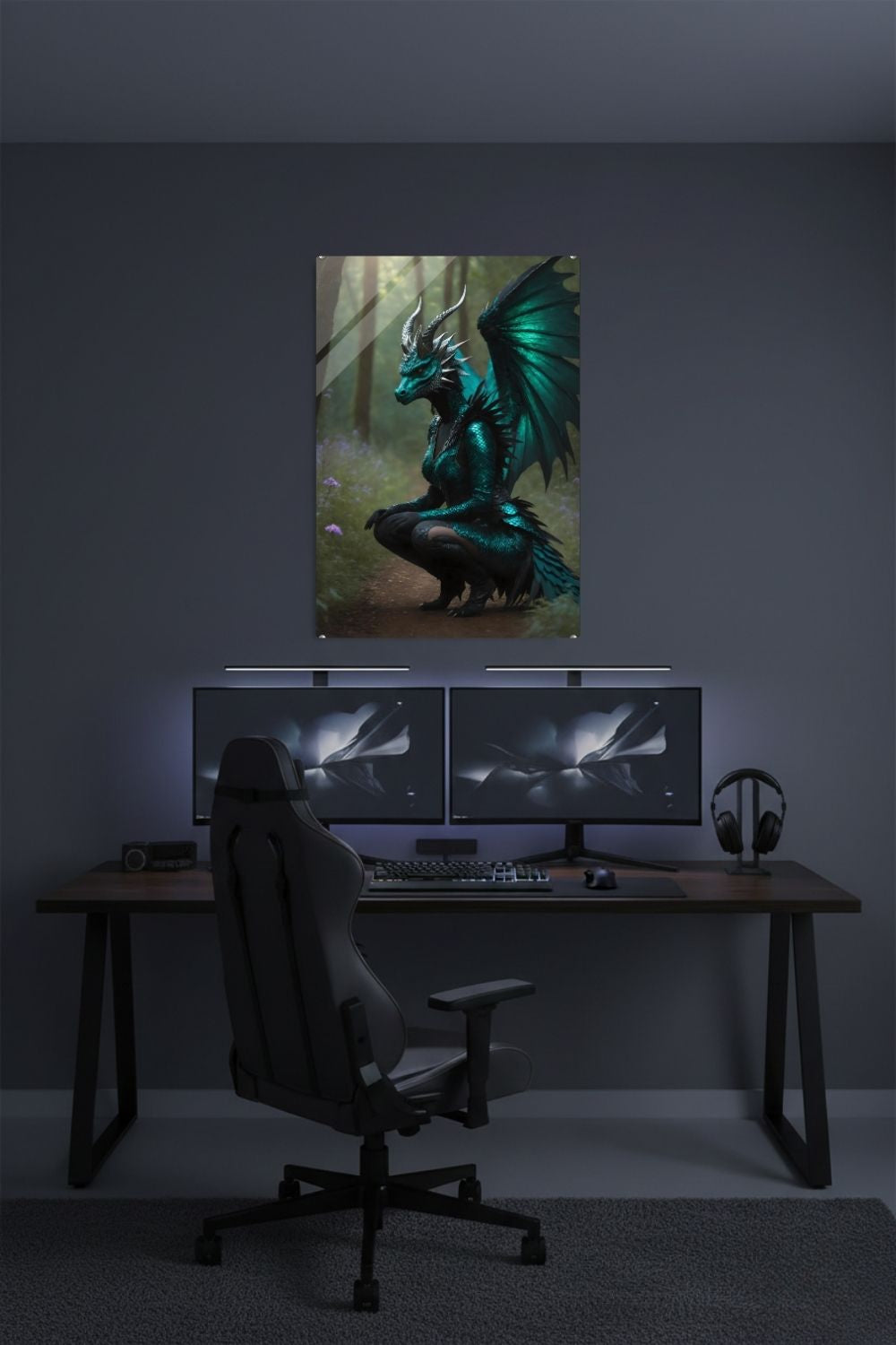 Detailreiches Fantasy-Wandbild einer knienden Frauengestalt mit smaragdgrüner Drachenhaut, Hörnern und großen Flügeln auf einem Waldweg Acryl