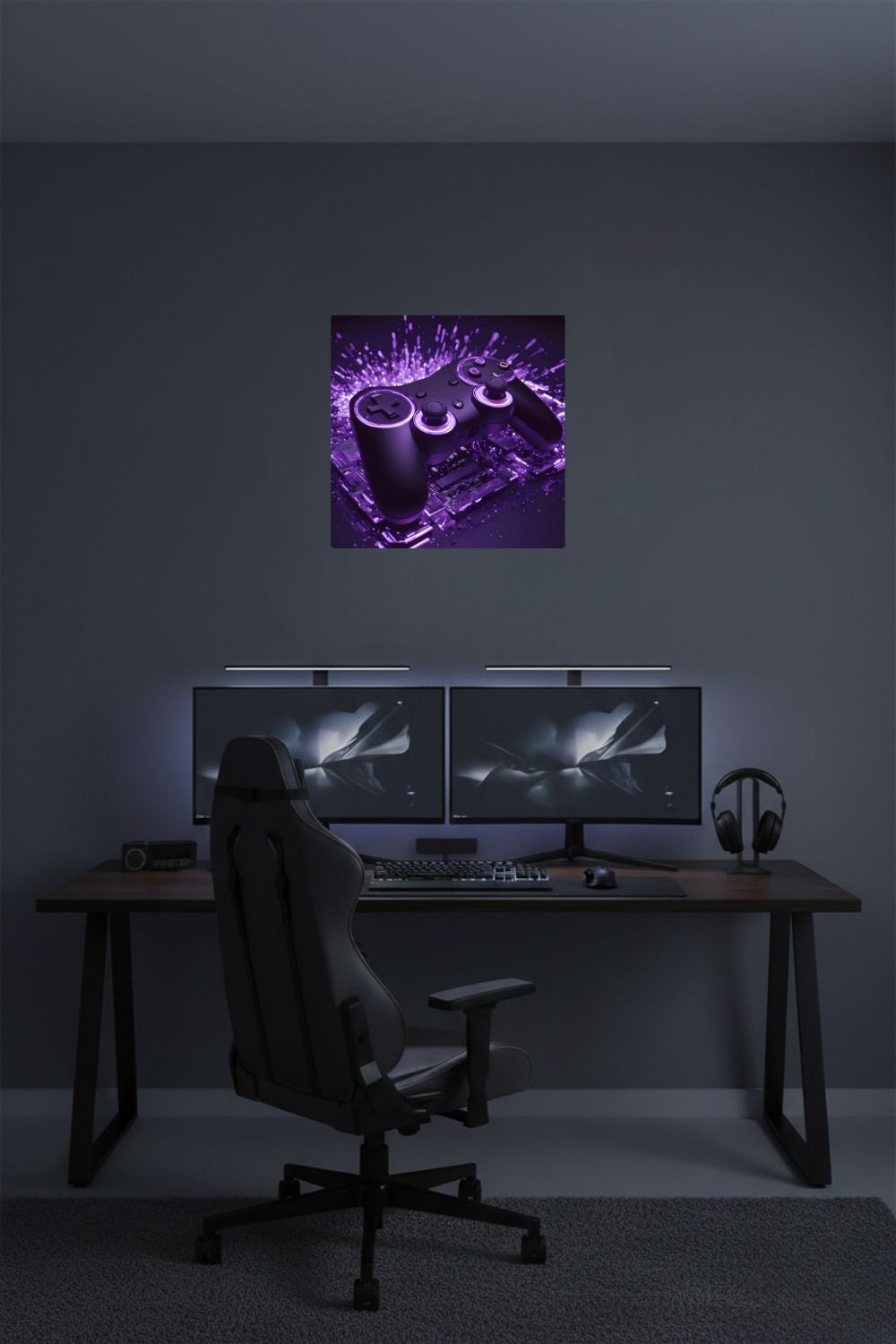 Modernes Gaming-Wandbild mit einem schwarzen Controller, der von violettem Neonlicht und Lichtpartikeln umgeben ist. Dibond
