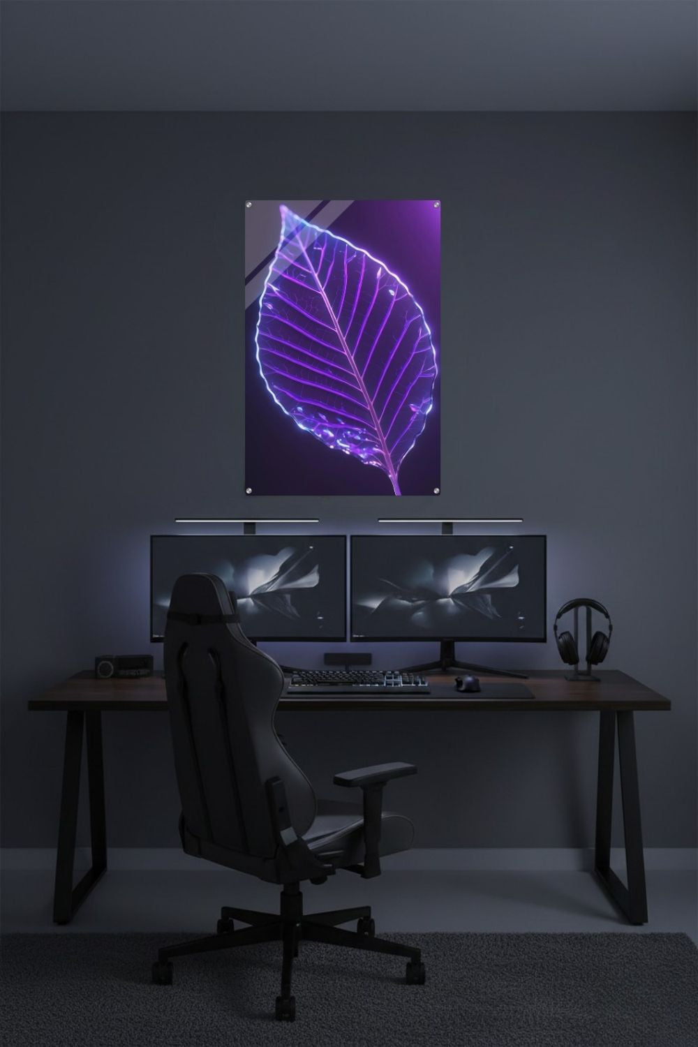 Detailliertes Wandbild eines transparenten Blattes in Glas-Optik mit violett und blau leuchtenden Adern vor einem dunklen Hintergrund. Acryl