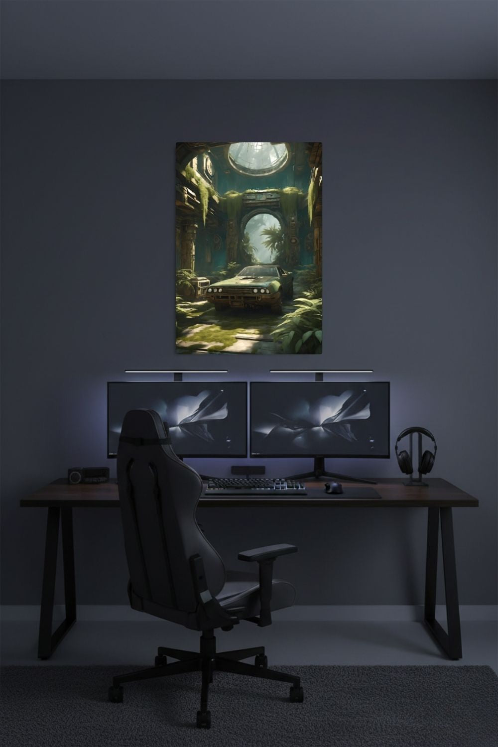 Vergangener Glanz trifft Natur: „Ancient Drive“ zeigt ein verlassenes Auto in einer überwucherten Ruine. Jetzt als hochwertiges Wandbild bei Gudekind kaufen. Dibond