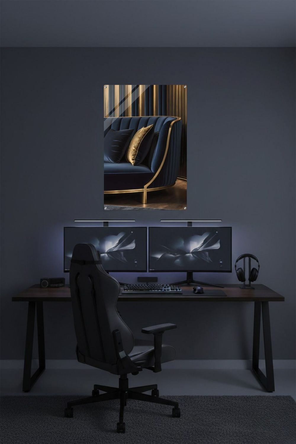 Detailaufnahme eines dunkelblauen Samtsofas mit goldenen Rahmen und Kissen vor einer gold-gestreiften Wand. Acryl