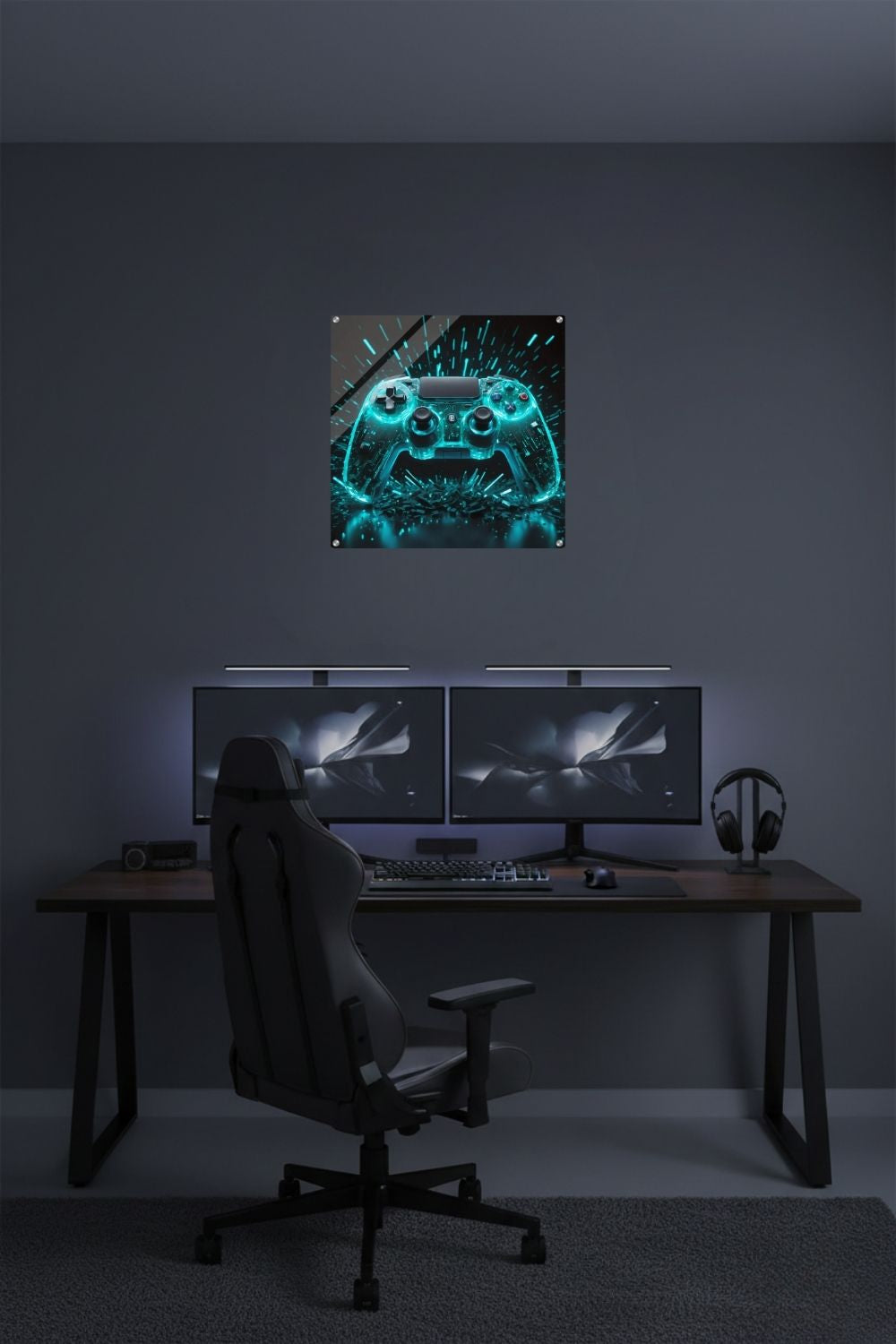 Futuristisches Wandbild eines transparenten Gaming-Controllers, der von innen heraus in hellem Cyan-Blau leuchtet, vor einem dunklen Hintergrund mit Lichteffekten. Acryl