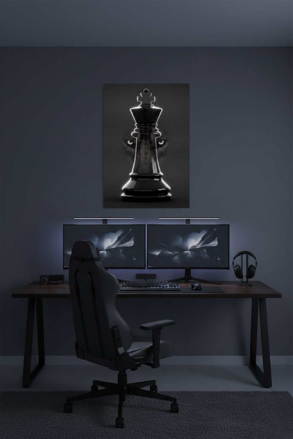 Setzen Sie ein Zeichen für Führung & Strategie. "Alpha Strategy" vereint die Eleganz des Schachs mit der Kraft des Wolfes. Brushed