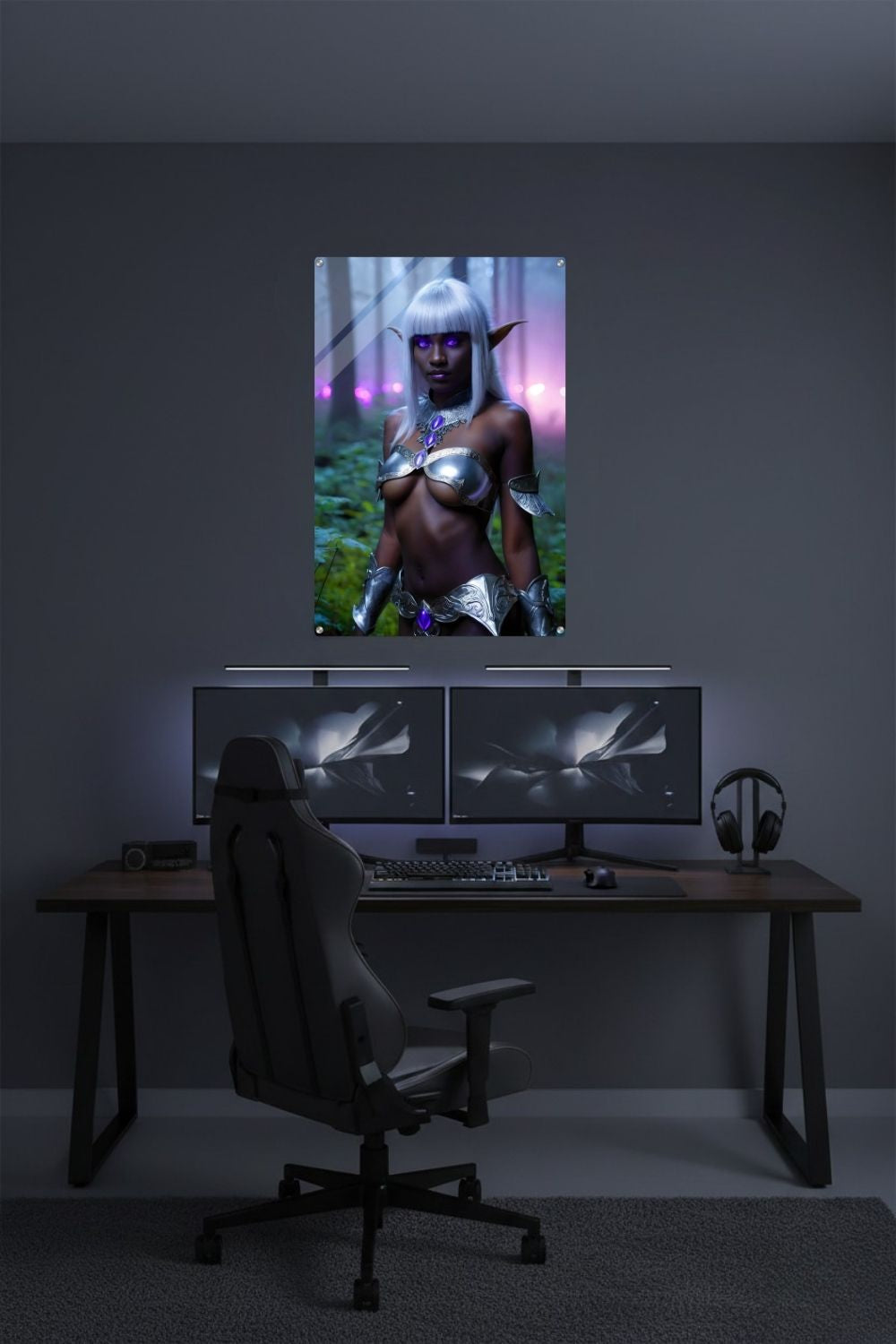 Mystisches Porträt einer Dunkelelfin mit platinweißem Haar, leuchtend violetten Augen und einer silbernen Rüstung in einem nebligen Wald. Acryl