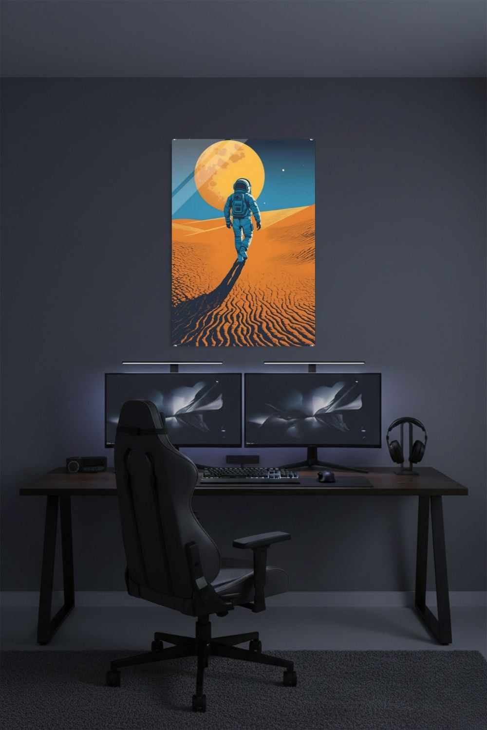 Minimalistisches Wandbild eines Astronauten, der in einer Wüste auf einen riesigen orangefarbenen Planeten zugeht. Acryl