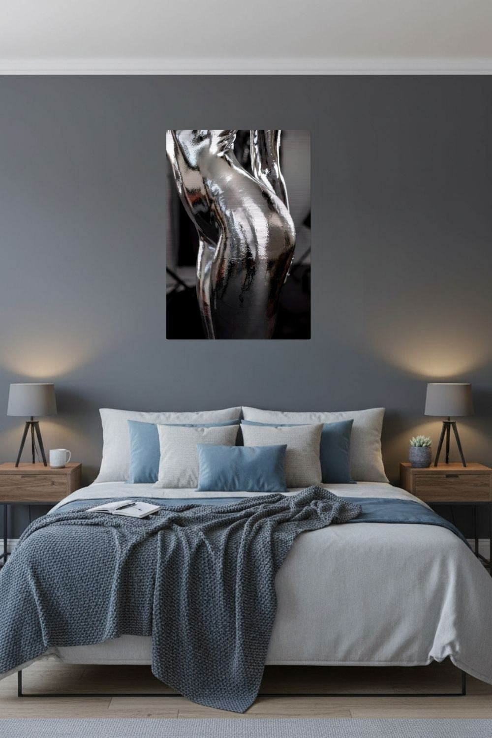 Abstraktes Wandbild einer weiblichen Silhouette in glänzender, flüssiger Chrom-Optik mit detaillierten Silber-Reflexionen. Brushed