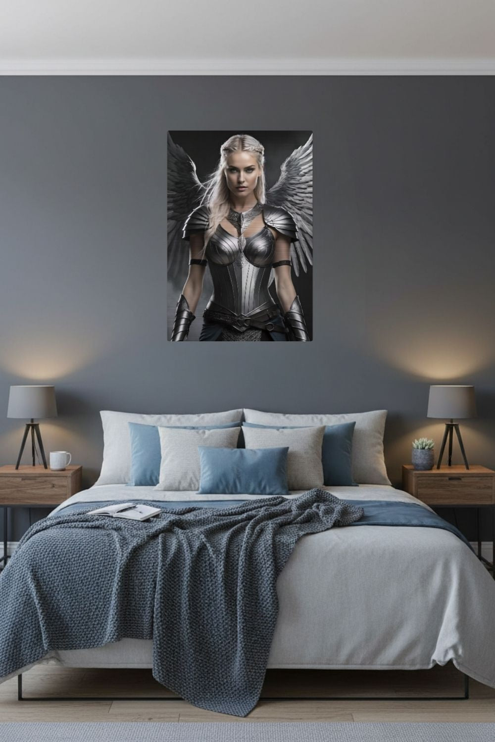 Cineastisches Fantasy-Wandbild einer majestätischen Walküre in glänzender Silberrüstung mit großen, detaillierten Metallflügeln vor dunklem Hintergrund. Brushed