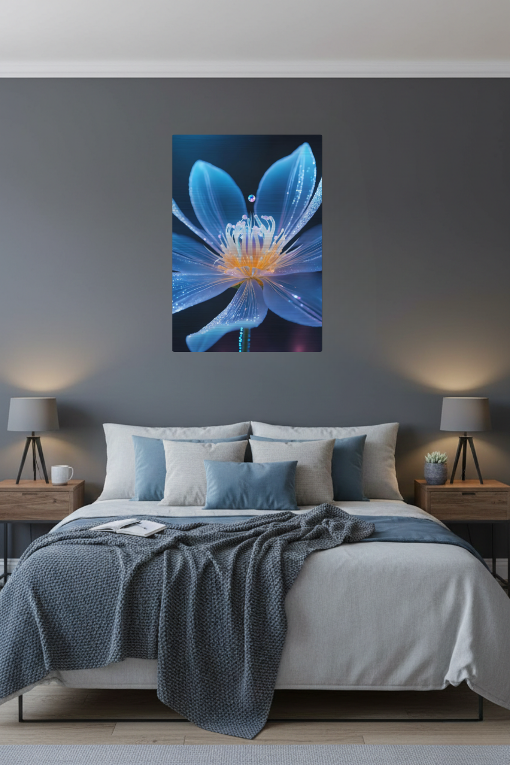 Digitales Wandbild einer blau leuchtenden Blüte mit goldenem Kern und schimmernden Lichtpartikeln auf dunklem Grund. Brushed