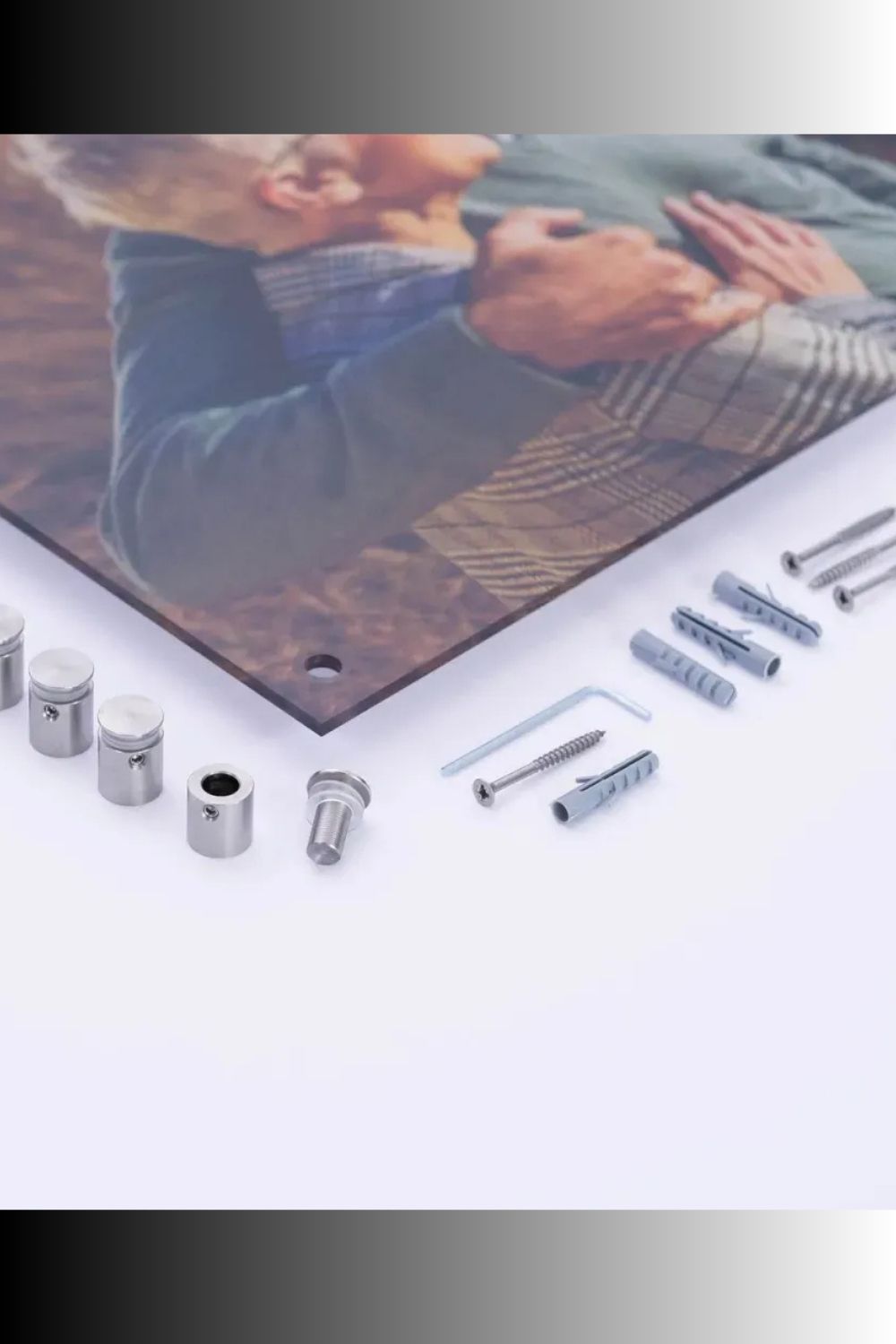 Futuristisches Wandbild eines transparenten Gaming-Controllers, der von innen heraus in hellem Cyan-Blau leuchtet, vor einem dunklen Hintergrund mit Lichteffekten. Acryl