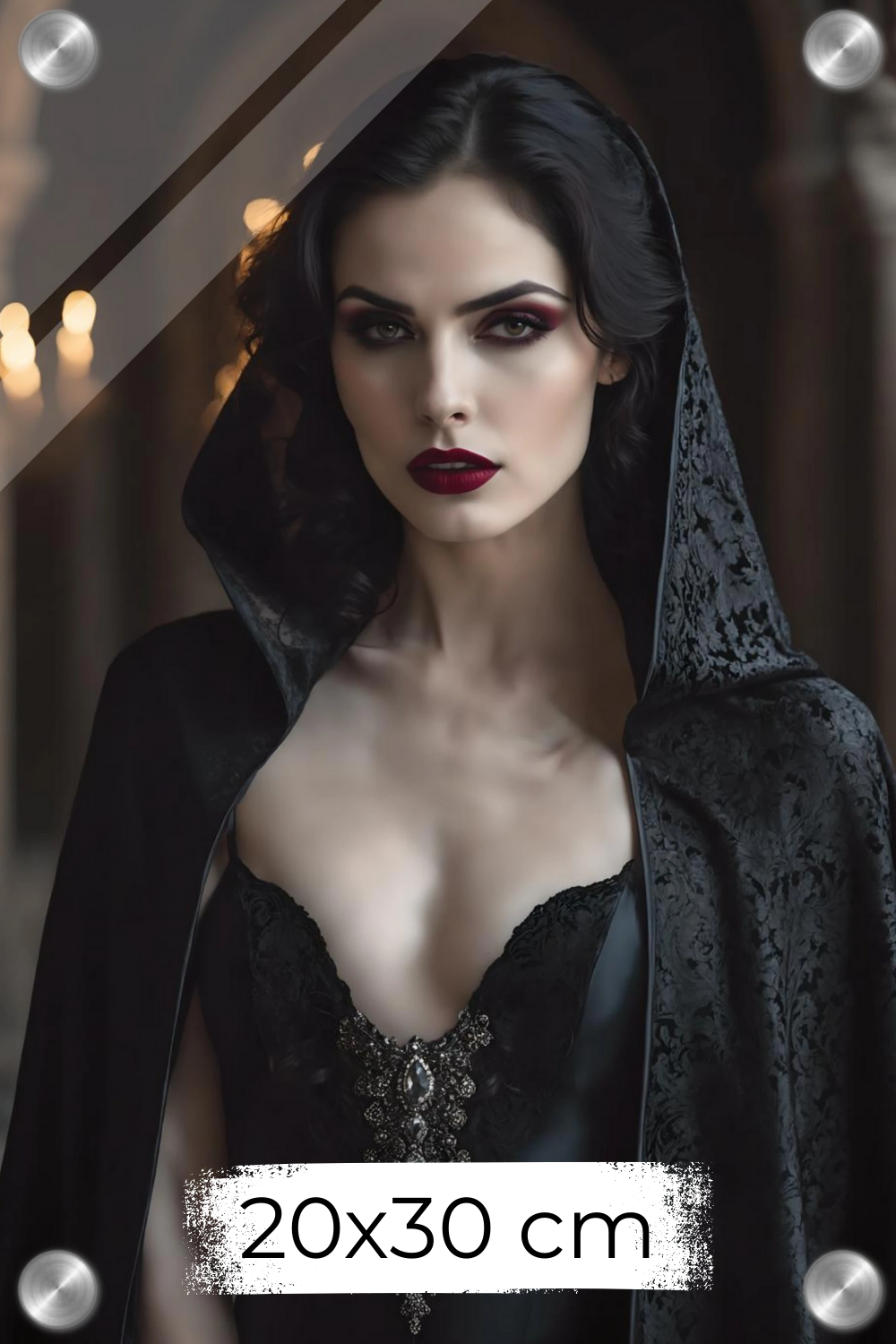 Hochwertiges Porträt einer Frau mit dunklen Haaren und roten Lippen, die einen schwarzen Spitzenumhang mit Kapuze vor einem Hintergrund mit brennenden Kerzen trägt. Acryl. 20x30 cm