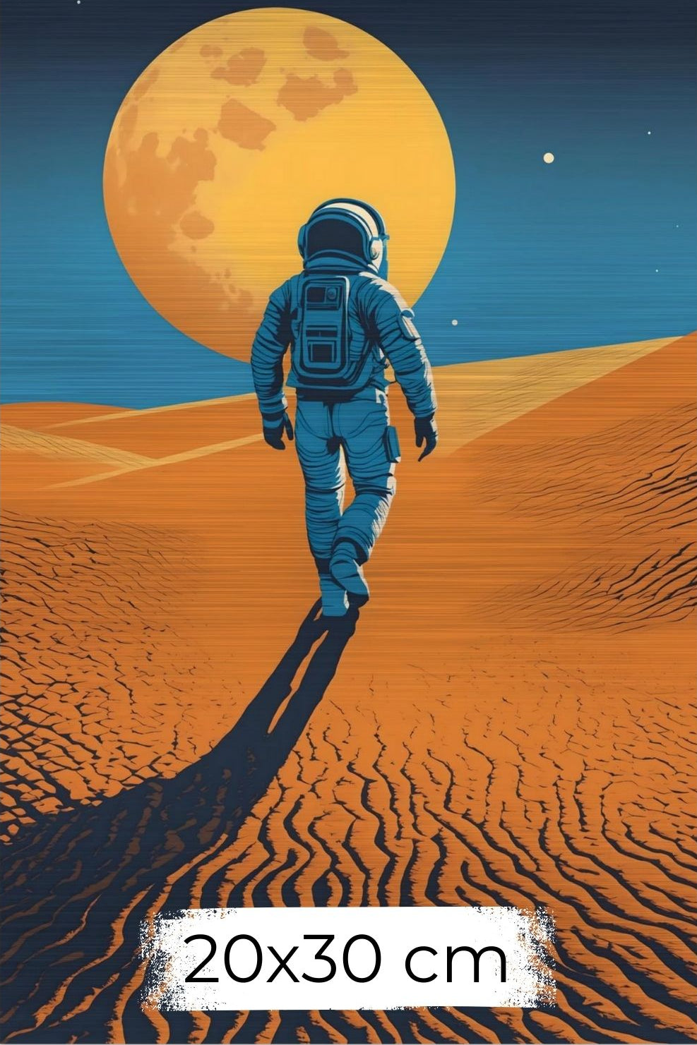 Minimalistisches Wandbild eines Astronauten, der in einer Wüste auf einen riesigen orangefarbenen Planeten zugeht. Brushed 20x30 cm
