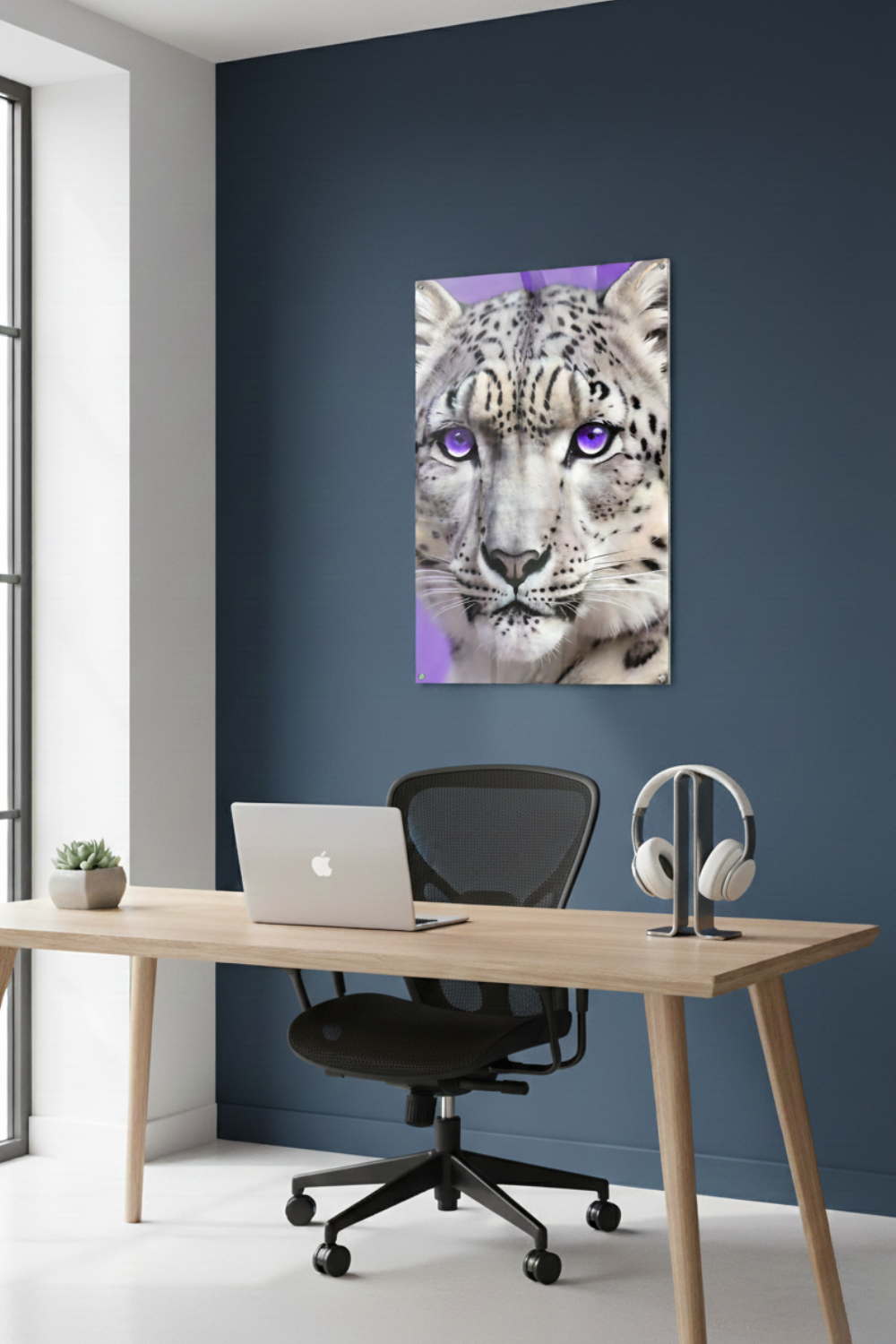 Detailliertes Porträt eines Schneeleoparden mit intensiv leuchtenden violetten Augen vor einem fliederfarbenen Hintergrund. Acryl